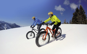 Die breiten Ballon-Reifen ermöglichen leichten Lauf und einfache Kontrollierbarkeit bei allen Schneebedingungen.