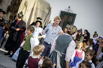 Bei den Öblarner Festspielen wird das 187 Seiten starke Theaterstück „Die Hochzeit“ von  Paula Grogger mit insgesamt 300 Laienschauspielern mit 130 Sprechrollen aufgeführt. (Foto: Christoph Huber)