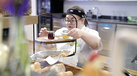 Pezi bei ihrer Arbeit im Cafe sowiedu in Liezen