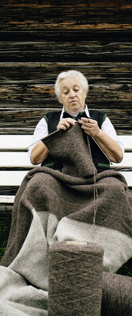 Frau strickt