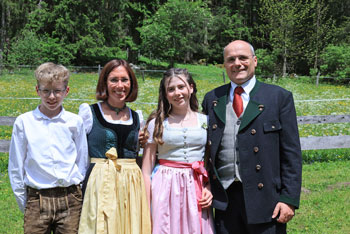 Ramsaus Pfarrerin Martina Ahornegger mit ihrer Familie: Sohn Matthias,  Tochter Johanna und  Ehemann Helmut. (Foto: Hans Simonlehner)