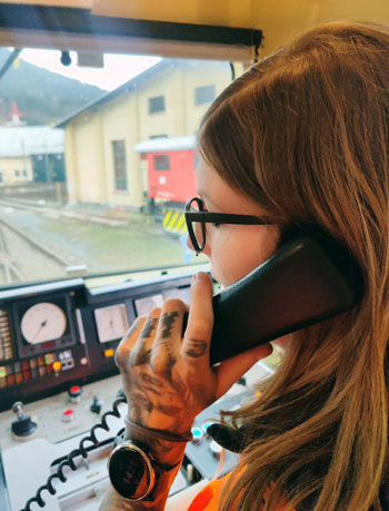 Die 33-jährige Lokführerin aus Aigen im Ennstal fühlt sich in ihrem Beruf und bei ihrem Arbeitgeber wohl. Die Entscheidung für eine vollkommen neue  Ausbildung hat sie nicht bereut.