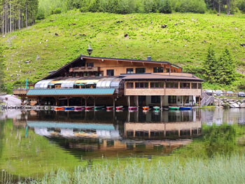 Im Forellenhof werden Fisch aus eigener Zucht und bodenständige Köstlichkeiten serviert. Der Bootsverleih  für die Ruderboote befindet sich direkt beim Haus.