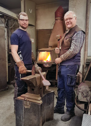 Die Kunstschmiede Schweiger wurde von Vater Johann im Vorjahr  an Sohn Michael übergeben, der die Tradition mit Ehrgeiz  und Leidenschaft fortführt. Somit bleibt auch der Klang  der Kirchenglocken weltweit gesichert. (Foto: König)