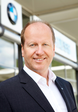 Gerald Knauss, Geschäftsführter der Automobile Knauss GmbH, prognostiziert über die Zukunft der Elektromobilität. (Foto: photoINstyle/Photographie Steinberger)