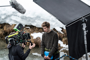 Am Filmset zu Aufnahmen für „SOKO Donau“, „Blind ermittelt“ oder „Die Uhudler-Verschwörung“ genießt der gebürtige  Ennstaler Lukas Walcher das Spiel vor der Kamera. (Foto: SRF/Pascal Mora)