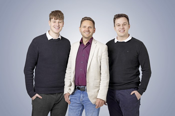Die innovativen Gründer von Fahro, Markus Zirngast (l.)  und Christoph Krassnigg (r.) mit Alexander Dickbauer,  Geschäftsführer von BOS. (Foto: Max Habich)