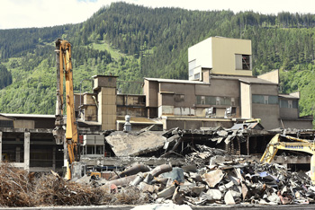 Derzeit laufen die Abbrucharbeiten am ehemaligen Betriebsgelände von RHI-Magnesita. Der „Lange Ernst“ muss noch warten. (Foto: KK)