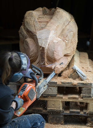 Konzentriertes Arbeiten an einem Drachenkopf. (Foto: Susanne Einzenberger)