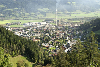 Der „Lange Ernst“ prägt nur noch für kurze Zeit das Stadtbild von Trieben, der Schornstein, ein Teil des ehemaligen RHI-Magnesita-Werks, soll noch heuer abgetragen werden. (Foto: KK)