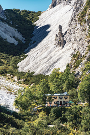 Die Haindlkarhütte, eingebettet in  Schotter und Geröll, auf 1.121 m. (Foto: Matthias Ledwinka)