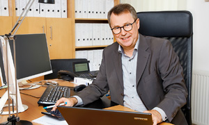 „Viele Unternehmen stehen vor der  Herausforderung, ihre Produktions- stätten nachhaltiger zu gestalten.  Wir bieten Komplettlösungen – von der Beratung über  die Förderanträge bis zur  schlüsselfertigen Anlage.“ – GF Dirk Meyer 