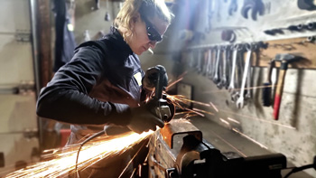 Die Schlosserin von Loser lässt die Funken sprühen.