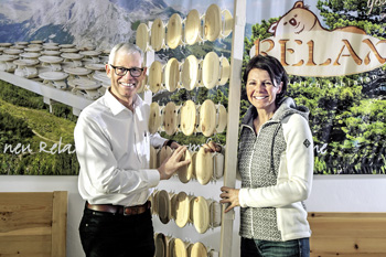 Auch Extrembergsteigerin Gerlinde  Kaltenbrunner ist vom Zirbenteller- Bettsystem Relax 2000 überzeugt. (Foto: KK)