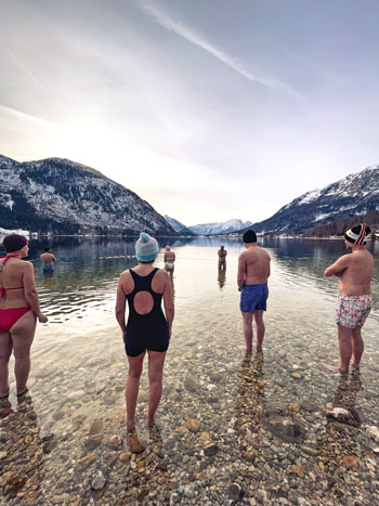 Unsere Region bietet sowohl im Winter als auch im Sommer zahlreiche  Möglichkeiten zum Eisschwimmen und -baden. Ab 2 Kälteeinheiten in der Woche sollen die Kälteeinheiten durchwegs gesundheitsfördernd sein.