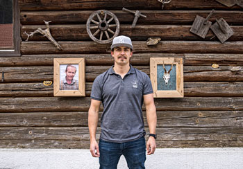 Bei seiner Bearbeitung und Präsentation von  Trophäen bricht Robert Stuhlpfarrer mit  bestehenden Traditionen. Die Leidenschaft zur  Jagd pflanzte bereits sein Großvater in ihm, der hier im Hintergrund zu sehen ist. (Foto: Guegerl Michael) 