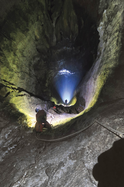 Beeindruckend: der vollkommen senkrechte, mehr als 150 Meter tiefe Germanenschacht.