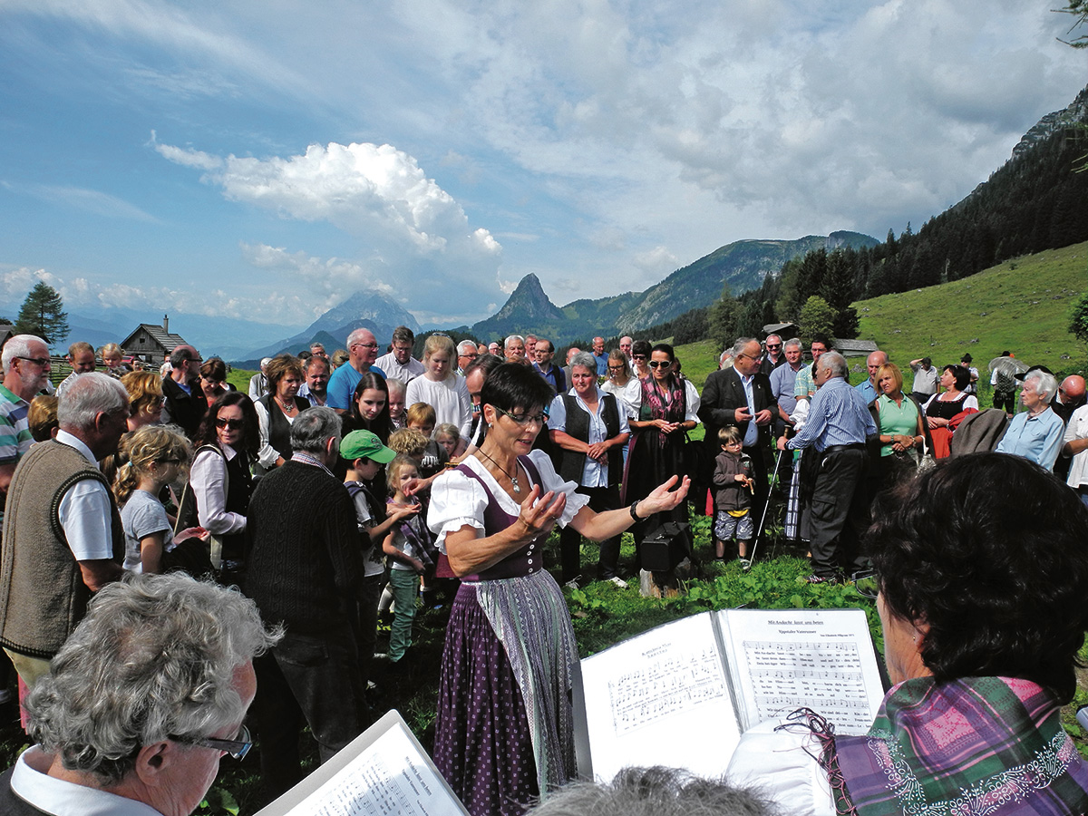 Die Sängerrunde Weißenbach unter Gerti Pfatschbacher bei der Alm Messe auf Hinteregg.