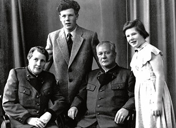 Johann und Hermine Schmid zweite Generation mit Kindern c KK