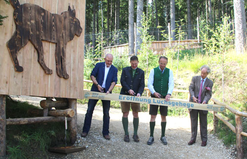 V. l.: GoWild-Geschäftsführer Andreas Kaufmann, Mauterns Bürgermeister Andreas Kühberger, Wilder-Berg-Geschäftsführer Georg Bliem und Prinz Heinrich XII. Reuss beim gemeinsamen symbolischen Bandschnitt. (Foto: Karl)