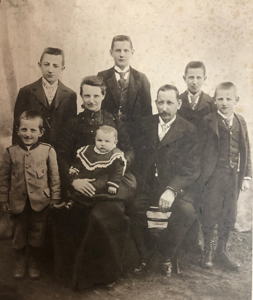 Firmengründer Franz Xaver Gretler im Kreise seiner Familie mit dem sechsjährigen August, seinem Nachfolger, vorne links. (Foto: KK)