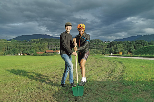 FBT-Gründer und Geschäftsführer Wolfgang Erhart (r.) mit seinem Technik- Mastermind Moritz Rainer beim Spatenstich. (Foto: KK)