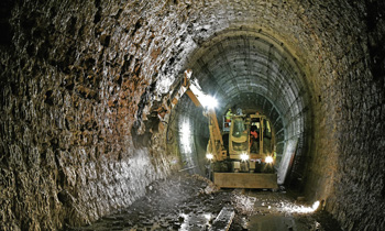 Die Innenwand des Tunnels wies teilweise massive Schäden auf und musste erneuert werden. (Foto: ÖBB/Robert Deopito)