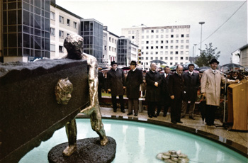 Enthüllung des Stadtbrunnens von Liezen mit Bundespräsident Kirchschläger. (Fotoquelle: Stadtarchiv)
