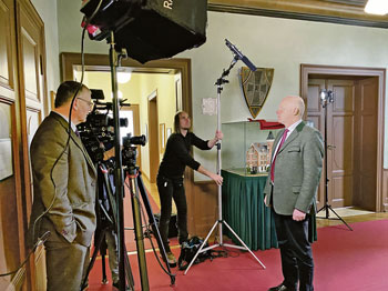 Bürgermeister Hermann Trinker beim Dokudreh im Rathaus. (Foto: KK)