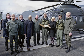 Verteidigungsministerin Klaudia Tanner übergibt das Bordbuch an den Piloten und Kommandanten Brigadier Wolfgang Luttenberger. (Foto: HBF/Laura Heinschink)