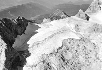 Eine Aufnahme aus besseren Zeiten, nämlich aus 1982, auch wenn der Alpenverein am Dachstein bereits damals zurückweichende Gletscher verzeichnete. (Foto: OEAV Gletschermessdienst Slupetzky)