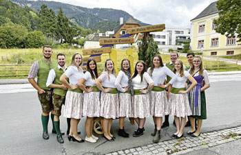 Der Landjugend-Bezirksvorstand beim Umzug in der Liezener Ausseer Straße. (Foto: KK)