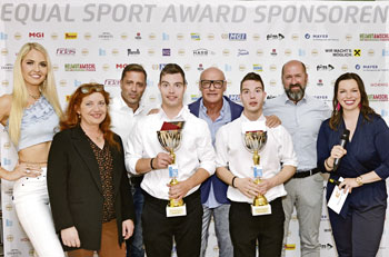 V. l.: Miss Europe Beatrice Turin, Bürgermeisterin Andrea Heinrich, Apnoetaucher Christian Redl, die Stadt-Liezen-Ehrenmedaillenträger Elias und Lukas Duhs mit Herbert Pichler, Eisschwimmer Josef Köberl und Moderatorin Clara Ploder. (Foto: Lebenshilfe Ennstal/Hans Peter Gruber)