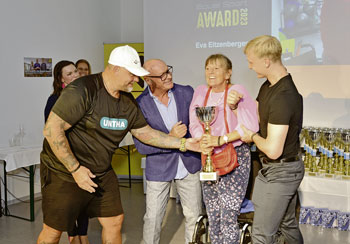 V. l.: Franz „The Austrian Rock” Müllner, Herbert Pichler, der Mann hinter dem Award, Preisträgerin Eva Eitzenberger und Equal-Sport-Trainer Paul Heinzle. (Foto: Lebenshilfe Ennstal/Hans Peter Gruber)