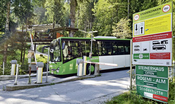 Das anlässlich des Friedenskircherl-Siegs 2022 eigens installierte Besucherleitsystem am Stoderzinken mit u. a. Shuttlebussen hat sich bewährt (Foto: Gerhard Pilz9