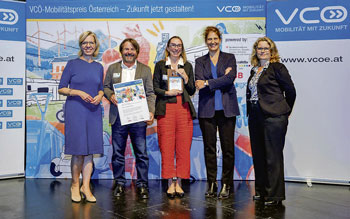 Werner Madlencik (2. v. l.), Geschäftsführer der Easy Drivers Radfahrschule, mit u. a. Klimaschutzministerin Leonore Gewessler (1. v. l.) bei der Preisübergabe. (Foto: VCÖ – Mobilität mit Zukunft/APA-Fotoservice/Roland Rudolph)