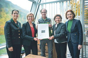 V. l.: ÖBB-Infrastruktur-Vorständin Judith Engel, Klimaschutzministerin Leonore Gewessler, Nationalparkdirektor Herbert Wölger, Umweltlandesrätin Ursula Lackner sowie Land- und Forstwirtschaftslandesrätin Simone Schmiedtbauer bei der Ankündigung der Erweiterung. (Foto: BMK Cajetan Perwein)