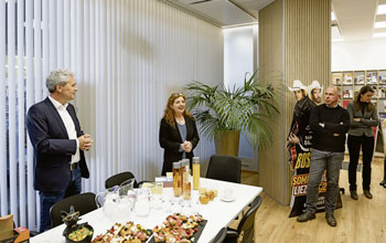 Fritz Kaltenbrunner, Vorsitzender des TVB Gesäuse, und Liezens Bürgermeisterin Andrea Heinrich unterstreichen die Vorteile des gemeinschaftlichen Büros der Erlebnisregion Gesäuse und des Citymanagements Liezen. (Foto: Thomas Sattler)