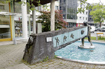 Der Hauptplatzbrunnen, enthüllt 1974 durch den damaligen Bundespräsidenten Rudolf Kirchschläger anlässlich der Feierlichkeiten „900 Jahre Liezen 1074–1974”, wird bei der Neuplanung miteinbezogen. (Foto: Strobl)