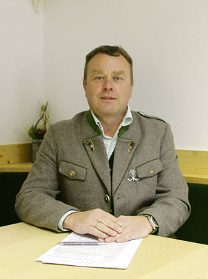 Bezirksjägermeister Peter Wiesenbauer informiert über die neuen Herausforderungen der Jägerschaft. (Foto: Karl)