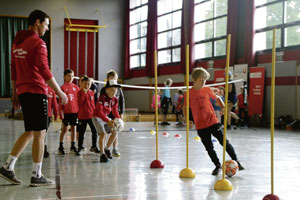 An den Stationen mit Floor-, Volley- und Fußball, Tennis, Rodeln, Leichtathletik, Tischtennis, simplystrong, Radfahren und Stocksport ging es beim Sumiday in Bad Mitterndorf mit Elan zur Sache. (Foto: KK)