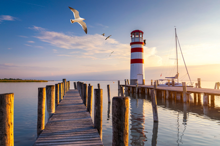 Urlaub in Österreich – am Bild der Neusiedler See mit dem Podersdorfer Leuchtturm – ist diesen Sommer auf jeden Fall problemlos möglich und für viele mit Sicherheit auch ein Thema.