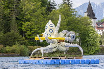 Heuer gab es kein großes Fest mit Publikum, einige Figuren wie dieser Krake mit Zahnbürste wurden aber trotzdem gesteckt und den Medienpartnern präsentiert. (Foto: Martin Huber/Narzissenfestverein)