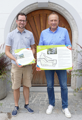 V. l.: Oliver Gulas-Wöhri, der Geschäftsführer des Natur- und Geoparks Steirische Eisenwurzen, und Bürgermeister Armin Forstner mit der neuen Burgbeschilderung. (Foto: NUP Eisenwurzen)