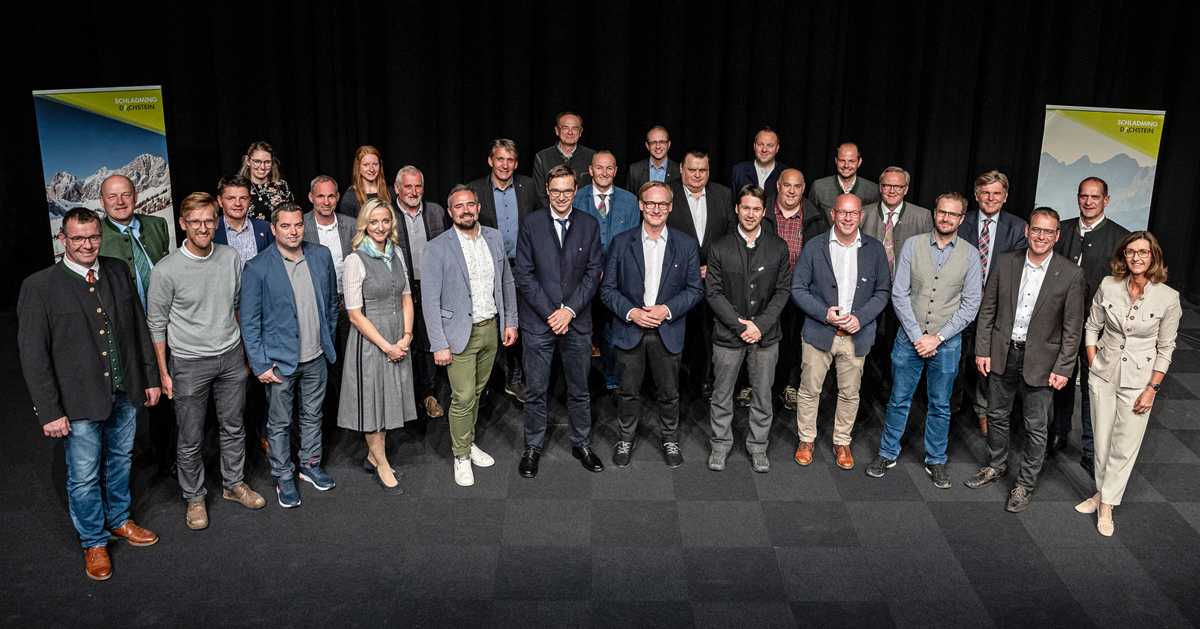Die Kommission sowie Bürgermeister und Gemeindevertreter des neuen Tourismusverbands Schladming-Dachstein. (Foto: Martin Huber)