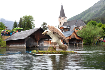 Dieser imposante Adler der Familien Feldhammer und Loitzl landete auf Platz zwei. (Foto: Stefanie Siema/Narzissenfestverein)