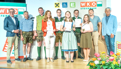 Auch Matthias Thöringer, Julia Greimeister und Gregor Kreuzer sowie der Ausbildungsbetrieb der drei jungen Nachwuchsfachkräfte, die Landmarkt KG, wurden geehrt. (Foto: Fischer)