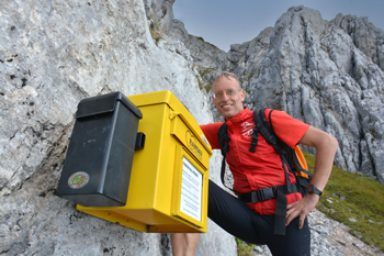 Unterwegs am Jungfrauensteig in Ramsau: Autor Rolf Majcen und der höchstgelegene Briefkasten der Dachsteingemeinde. (Foto: Majcen)