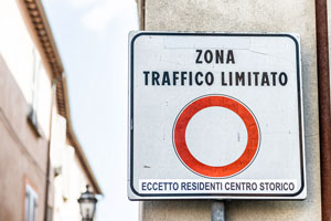 Die Einfahrt in eine „Zona traffico limitato“ ohne Genehmigung wird in Italien mit rund 100 Euro bestraft. (Foto: Andriy Blokhin - stock.adobe.com)