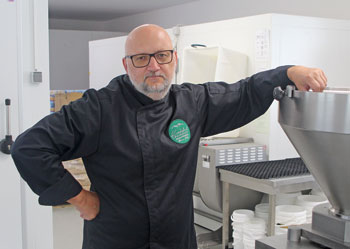 Werner Dilly ist Gründer und Chefknödeldreher der Knödelwerkstatt. (Foto: Karl)